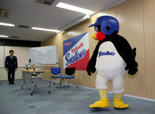 会見を終え、名残惜しそうに記者の方に振り向くつば九郎。左後方は同席した三輪広報（撮影・大野祥一）