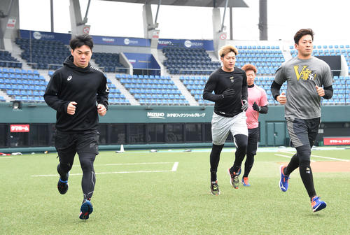 12分間走を行う長谷川勇也（左）と柳田悠岐（撮影・今浪浩三）