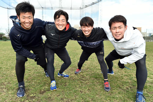 自主トレを公開したロッテ美馬（左から2人目）は肩を組み記念撮影する。左から西武榎田大樹、1人おいて同野田、同粟津（撮影・滝沢徹郎）
