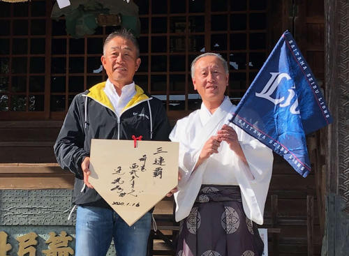 箭弓稲荷神社に必勝祈願で訪れた西武辻監督は絵馬に「三連覇」と書き込む
