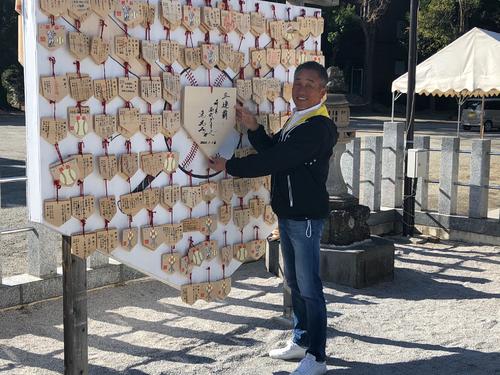 箭弓稲荷神社に必勝祈願で訪れた西武辻監督は絵馬に「三連覇」と書き込む