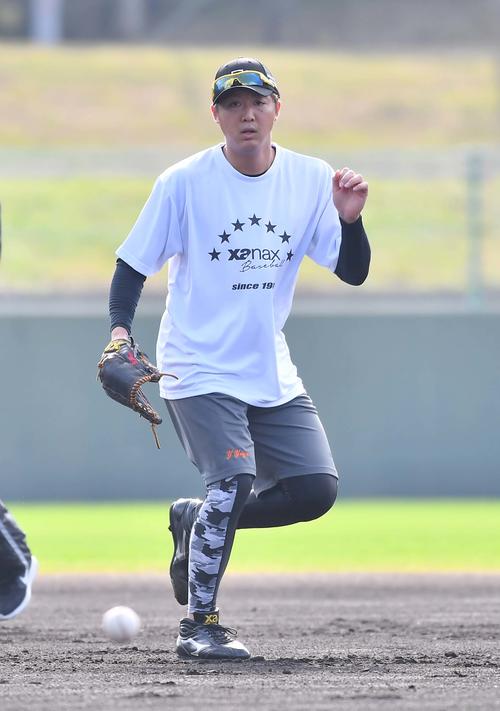 ノックを受ける横山雄哉（撮影・上田博志）