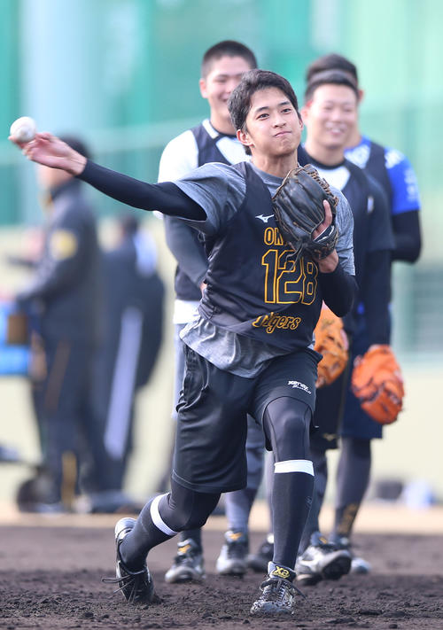 新人合同自主トレでノックを受ける奥山（手前）ら（撮影・上山淳一）