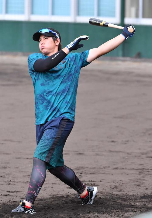 ロングティー打撃で快音を響かせる梅野（撮影・上田博志）