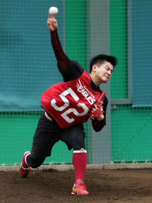新人合同自主トレで2度目となるブルペンで投球する楽天ドラフト3位の津留崎（撮影・野上伸悟）