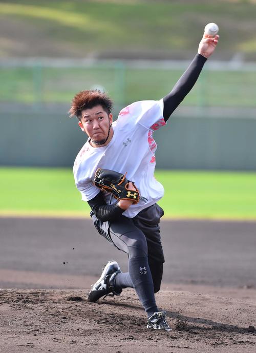 マウンドにあがり投球練習をする岩貞（撮影・上田博志）