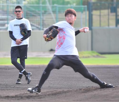 岩貞祐太（右）のマウンドでの投球をチェックする能見篤史（撮影・上田博志）