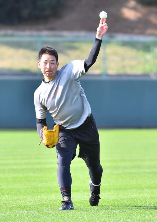 キャッチボールをして汗を流す岩崎優（撮影・上田博志）