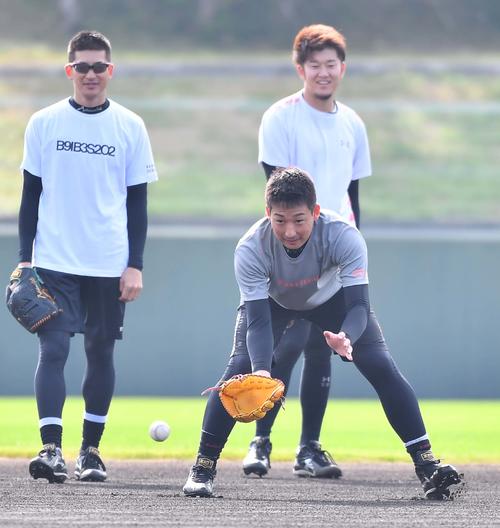 ノックを受ける岩崎（撮影・上田博志）