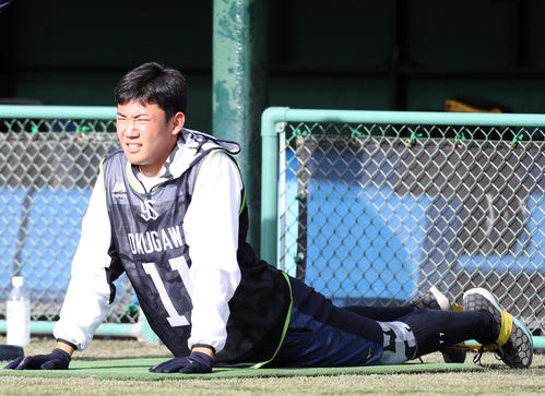 右肘の軽い炎症のためノースロー調整となり、別メニューでストレッチをする奥川（撮影・狩俣裕三）