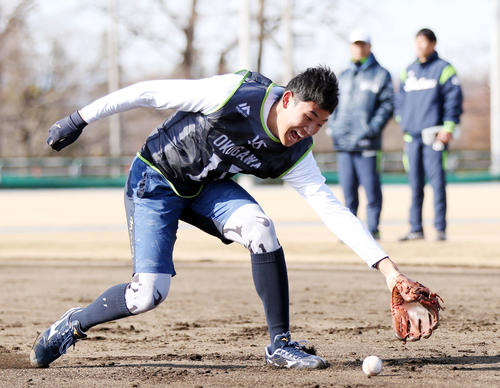 ノックで笑顔を見せる奥川（撮影・狩俣裕三）