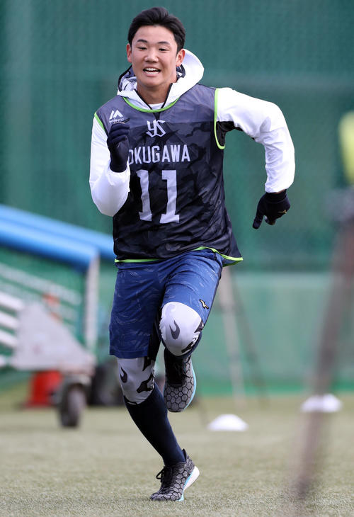 全力ダッシュをする奥川（撮影・狩俣裕三）