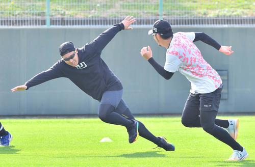 外野をダッシュして体を温める大山悠輔（左）（撮影・上田博志）
