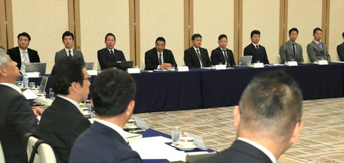 イースタン・リーグ運営委員・監督合同会議に出席する巨人阿部2軍監督（左から4人目）、DeNA三浦2軍監督（同7人目）、ロッテ今岡2軍監督（右端）ら（代表撮影）