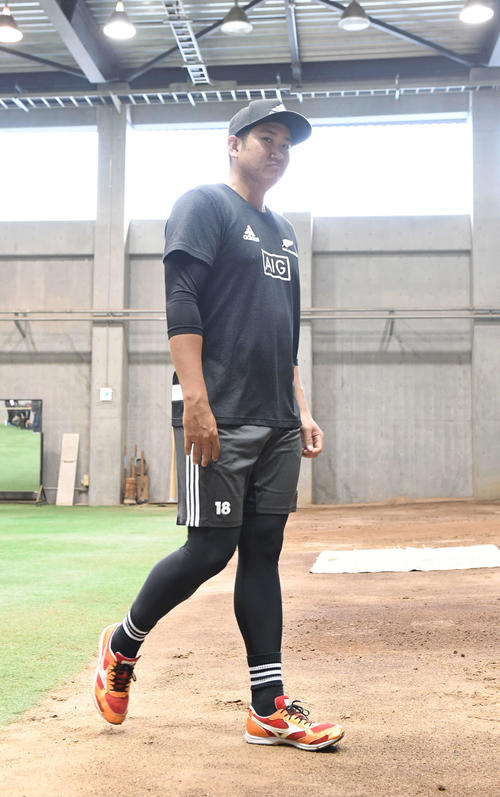 自主トレ公開後、引き揚げる巨人菅野（撮影・鈴木みどり）