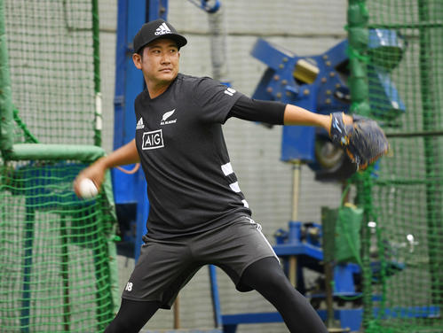 自主トレを公開し、キャッチボールする巨人菅野（撮影・鈴木みどり）