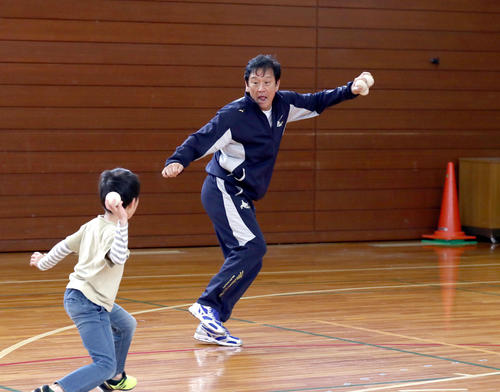 栗山町の小学校で子どもたとボールのぶつけ合いをしながら投げ方を指導する日本ハム栗山監督（撮影・黒川智章）