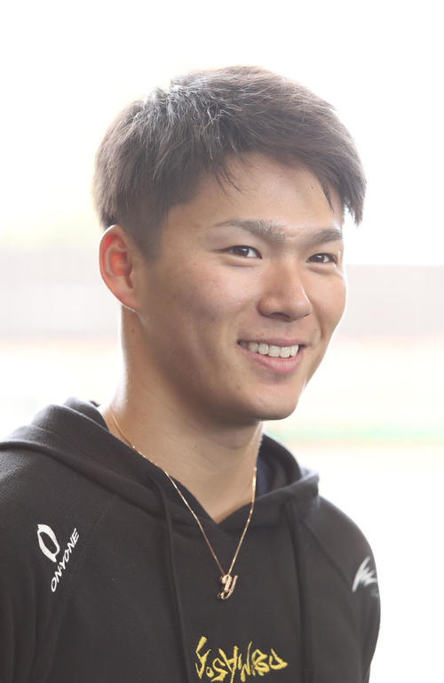 自主トレを公開したオリックスの山本は笑顔を見せる（撮影・白石智彦）