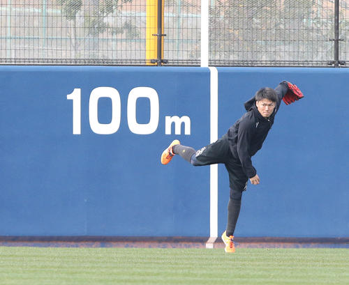 自主トレを公開したオリックスの山本は助走をつけて遠投する（撮影・白石智彦）