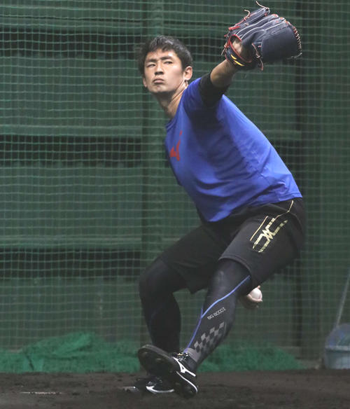 ブルペンで投球練習をする日本ハム望月（撮影・山崎純一）