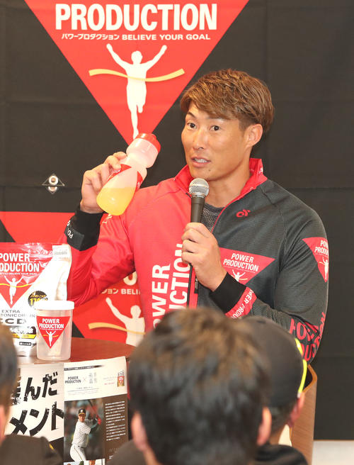 トークショーでプロテインを手に感想を語る阪神糸井（撮影・白石智彦）