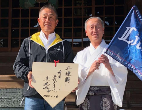 箭弓稲荷神社に必勝祈願で訪れた西武辻監督は絵馬に「三連覇」と書き込む