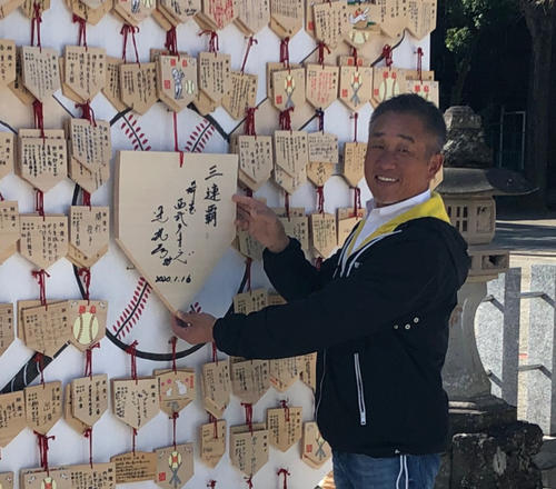 箭弓稲荷神社に必勝祈願で訪れた西武辻監督は絵馬に「三連覇」と書き込む