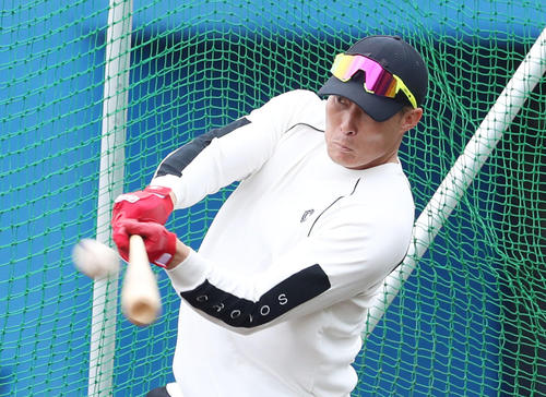 9日、沖縄で自主トレを行う糸井