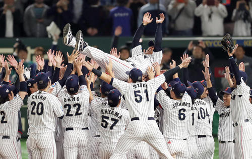 世界一に輝きナインから胴上げされる稲葉監督（2019年11月17日撮影）