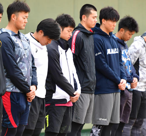 阪神・淡路大震災から25年、鳴尾浜で黙とうをささげる近本光司（左から3人目）阪神の選手たち（撮影・清水貴仁）
