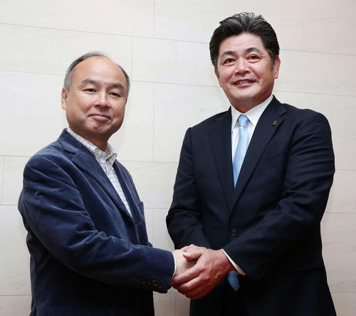 オーナー報告後、握手を交わす孫オーナー（左）と工藤監督（右）（撮影・丹羽敏通）