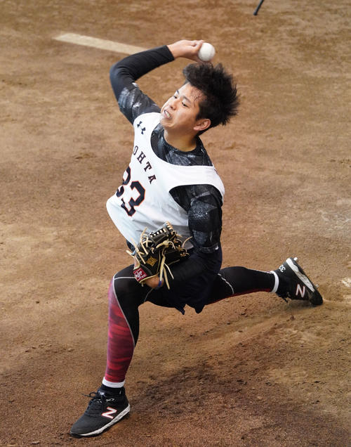 新人合同自主トレでブルペン入りした巨人ドラフト2位太田（撮影・加藤諒）