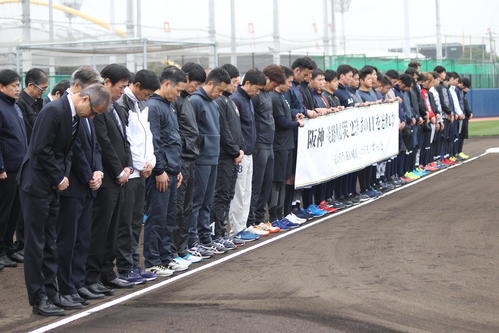 阪神・淡路大震災から25年たって黙とうするオリックスのフロント、選手、スタッフら