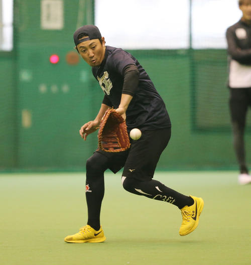 自主トレでノックを受けるソフトバンク内川聖一　（撮影・菊川光一）