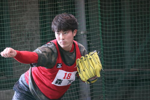 プロ入り初めてブルペン投球する広島ドラフト1位の明大・森下暢仁投手（撮影・前原淳）