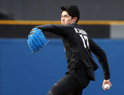 ロッテ新人合同自主トレでキャッチボールを行う佐々木朗（撮影・垰建太）