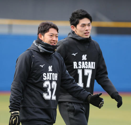 ウオーミングアップ中、言葉を交わし笑顔を見せる佐藤（左）と佐々木朗（撮影・垰建太）