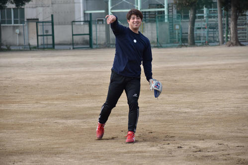 キャッチボールを行い、笑顔をみせる広島野村（撮影・古財稜明）