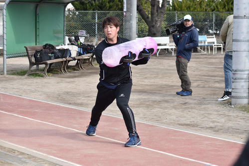 水の入ったパイプを使ったトレーニングを行う広島野村（撮影・古財稜明）