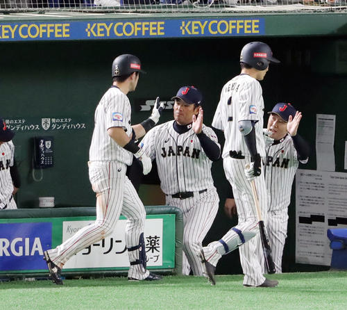 外崎修汰（手前左）を出迎える稲葉篤紀監督（中央）（2019年11月16日撮影）