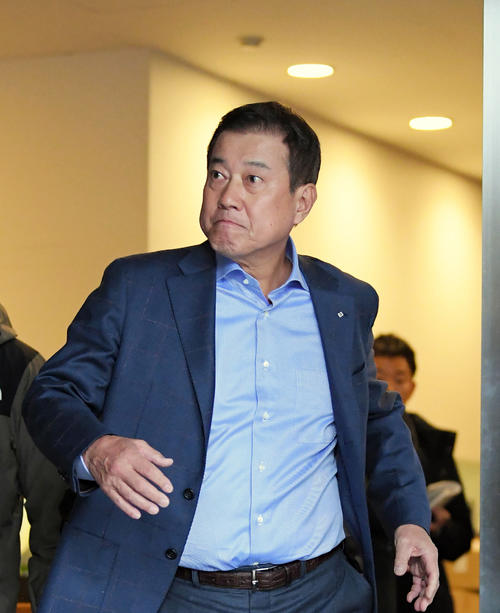 コーチ会議を終え、クラブハウスを後にする巨人原監督（撮影・加藤諒）
