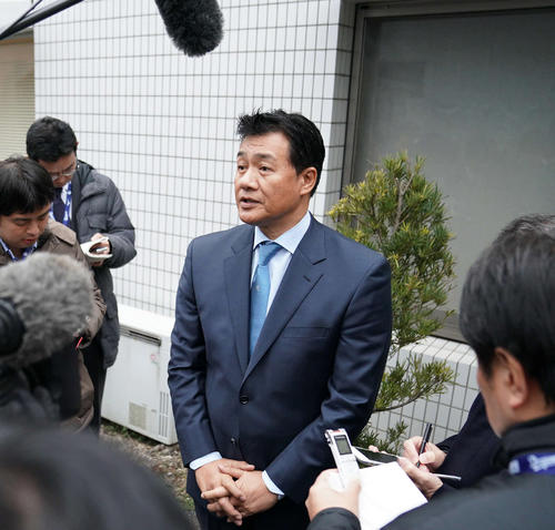 スタッフ会議を終え取材に応じる中日与田監督（撮影・森本幸一）
