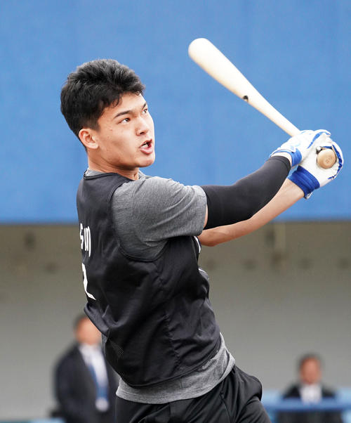 屋外でロングティー打撃をする中日石川昂（撮影・森本幸一）