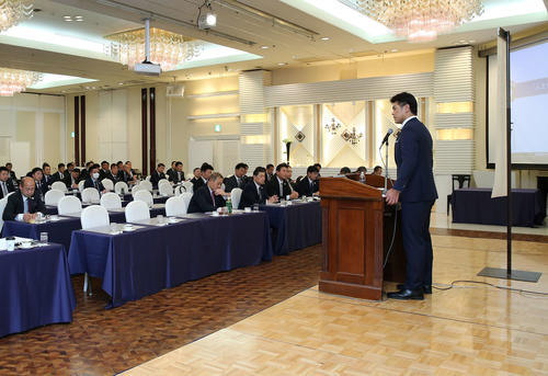 全日本大学野球連盟監督会で講演を行う侍ジャパン稲葉監督（右端）（撮影・河野匠）