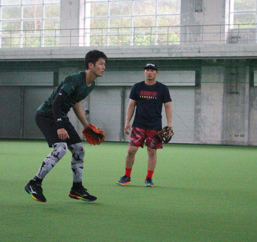 ノックを受ける巨人若林と見つめる広島田中広（撮影・久保賢吾）