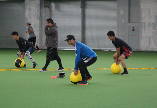 トレーニングする巨人若林、広島田中広、巨人田中俊（撮影・久保賢吾）