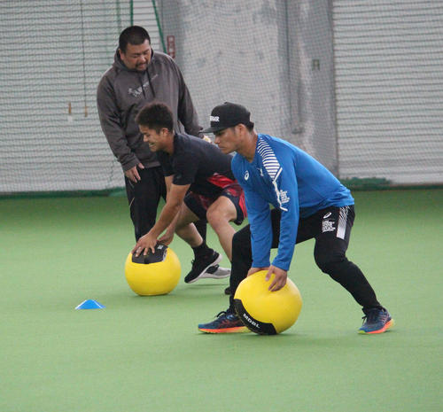 トレーニングする弟の巨人田中俊（左）と広島田中広（撮影・久保賢吾）