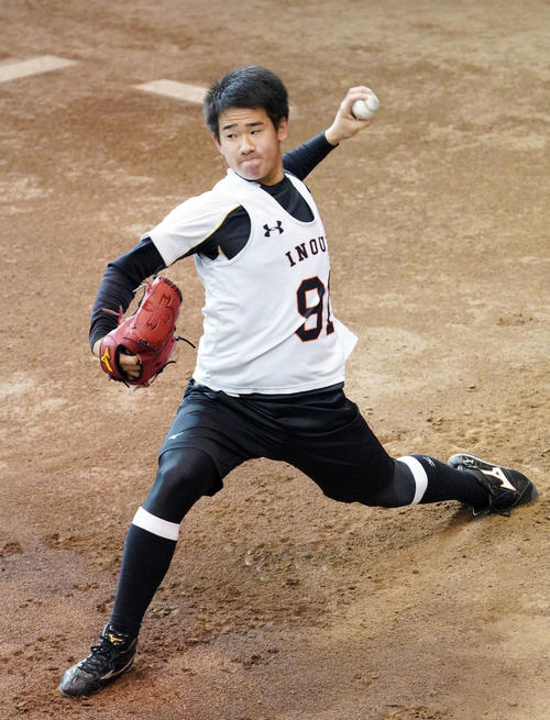 新人合同自主トレでブルペン入りした巨人ドラフト4位井上（撮影・加藤諒）