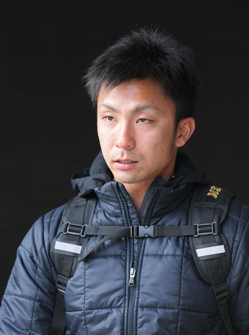 新人合同自主トレを終え、クラブハウスを後にする巨人育成ドラフト1位平間（撮影・加藤諒）