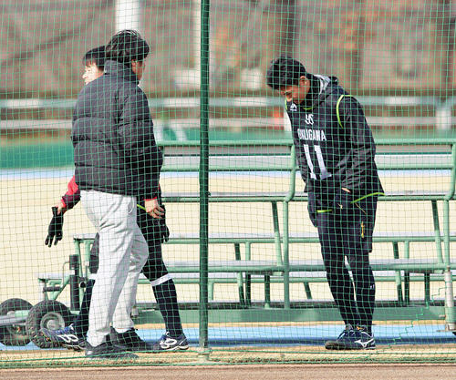 視察に訪れたヤクルト高津監督（左手前）にあいさつする奥川（撮影・滝沢徹郎）